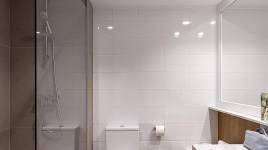Chambre supérieur double avec un lit double au dernier étage