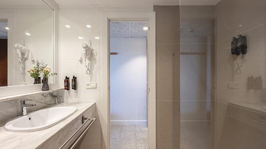 Chambre supérieur double avec un lit double au dernier étage