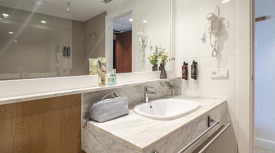 Chambre supérieur double avec un lit double au dernier étage