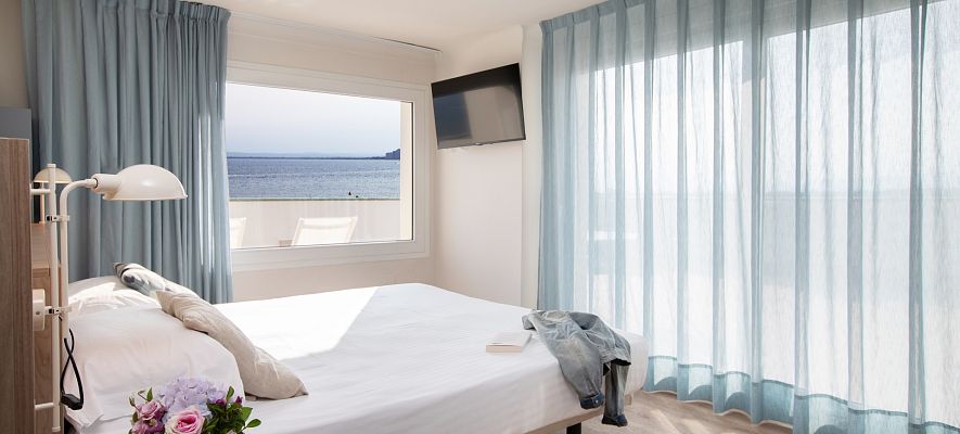 Chambre double a l'etage attique communicante avec terrasse