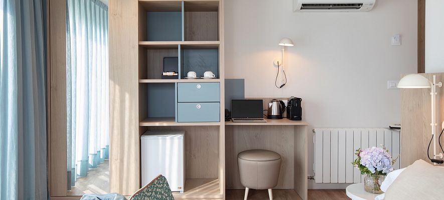 Chambre double a l'etage attique communicante avec terrasse
