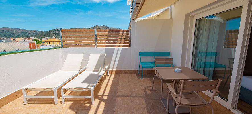 Habitación doble ático lateral con terraza