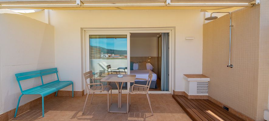 Habitación doble ático lateral con terraza