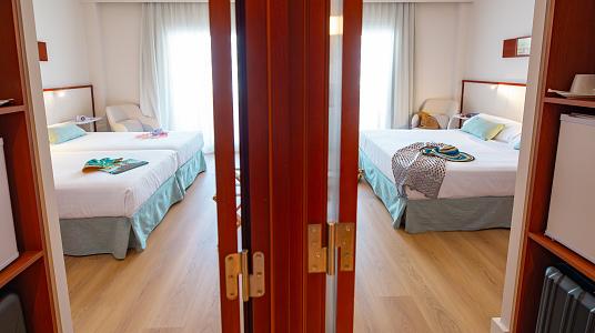 Chambre communicante latérale (2 adultes + 2 enfants)