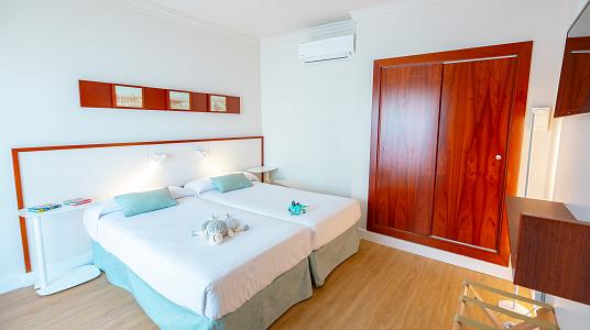 Chambre familiale latérale (3 adultes + 1 enfant)