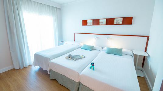 Chambre familiale latérale (2 adultes + 3 enfants)