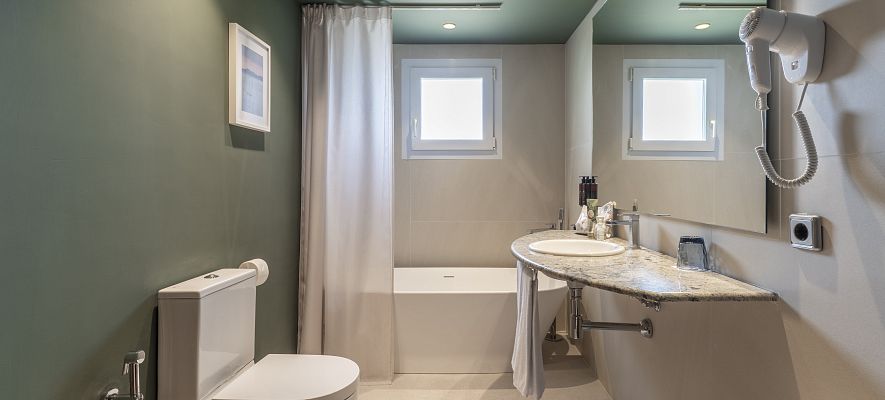 Habitación doble suite panorámica con vista al mar frontal