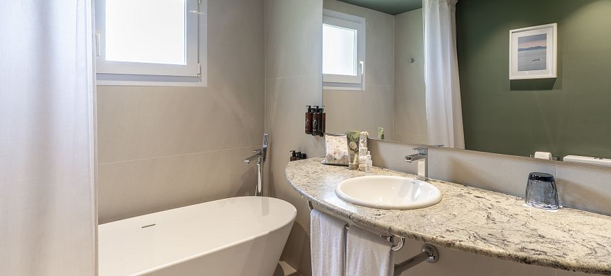Habitación doble suite panorámica con vista al mar frontal