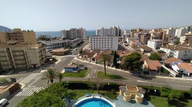 Hotel con piscina y vistas al mar