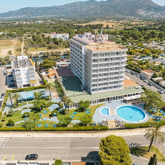 Tu resort familiar con piscina y animación en Roses