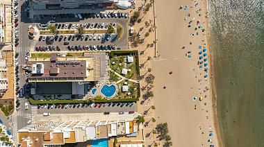 Hotel amb vistes al mar