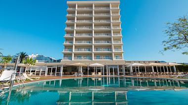 Hôtel avec piscine et vue sur la mer