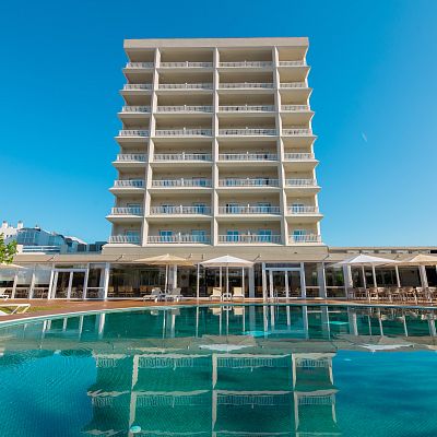 Hotel amb piscina i vistes al mar