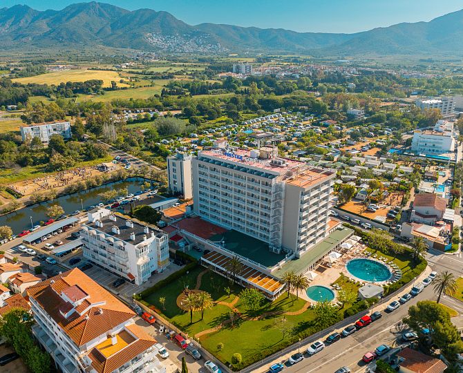 Tu resort familiar con piscina y animación en Roses